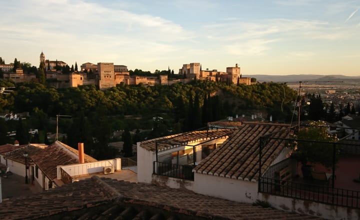 una imagen de la Alhambra y casas cueva del Sacromonte